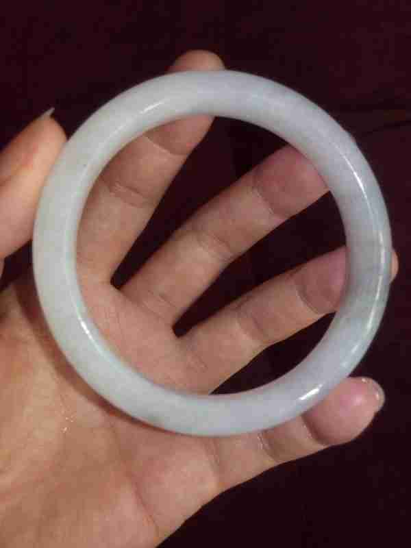 请专家帮忙看看这个玉镯的价格和属性，谢谢